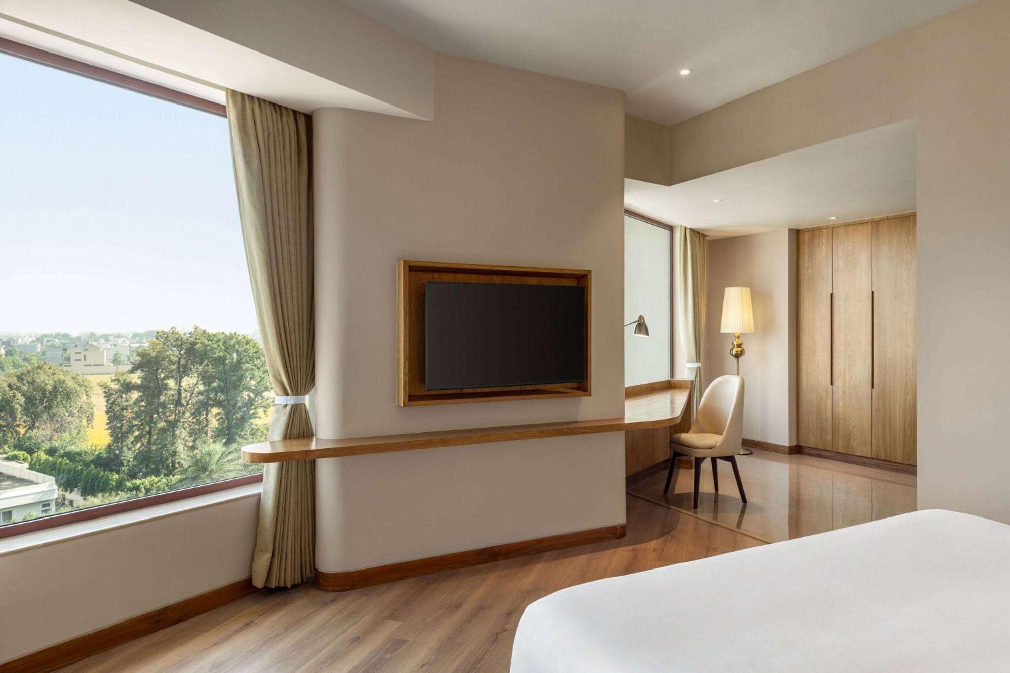 Ramada Encore By Wyndham Amritsar Airport Extérieur photo