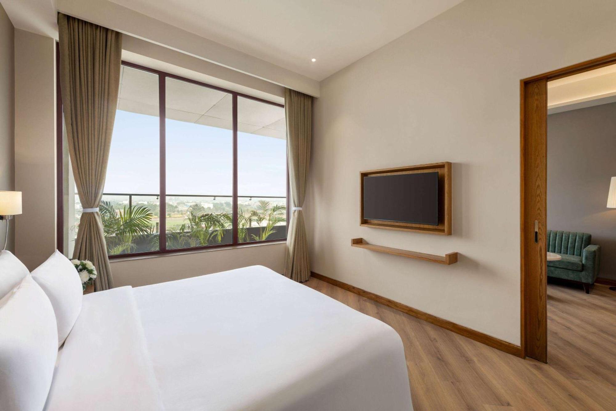 Ramada Encore By Wyndham Amritsar Airport Extérieur photo