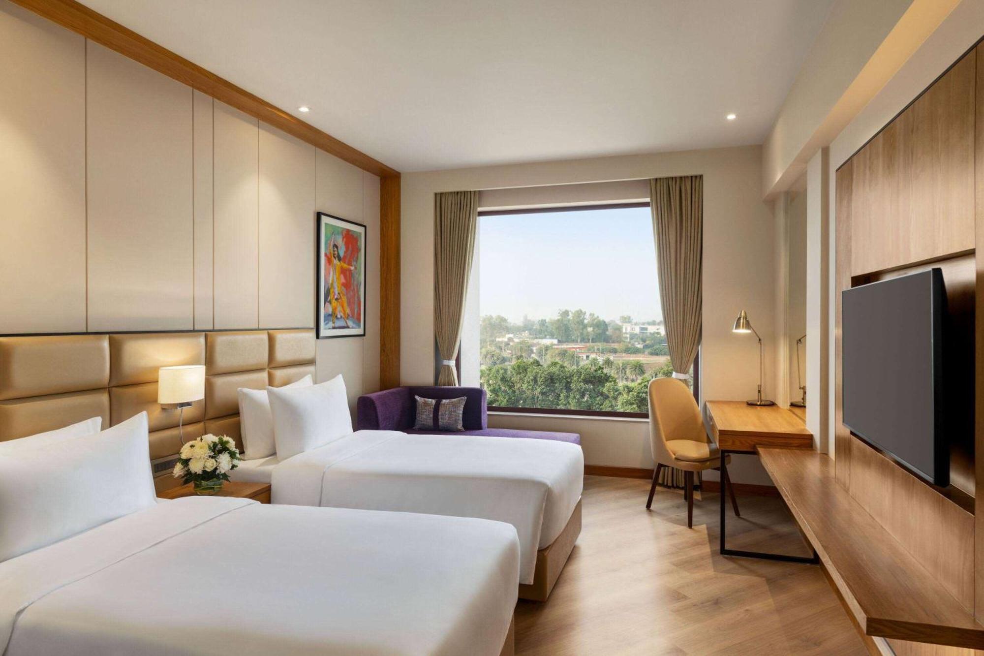 Ramada Encore By Wyndham Amritsar Airport Extérieur photo