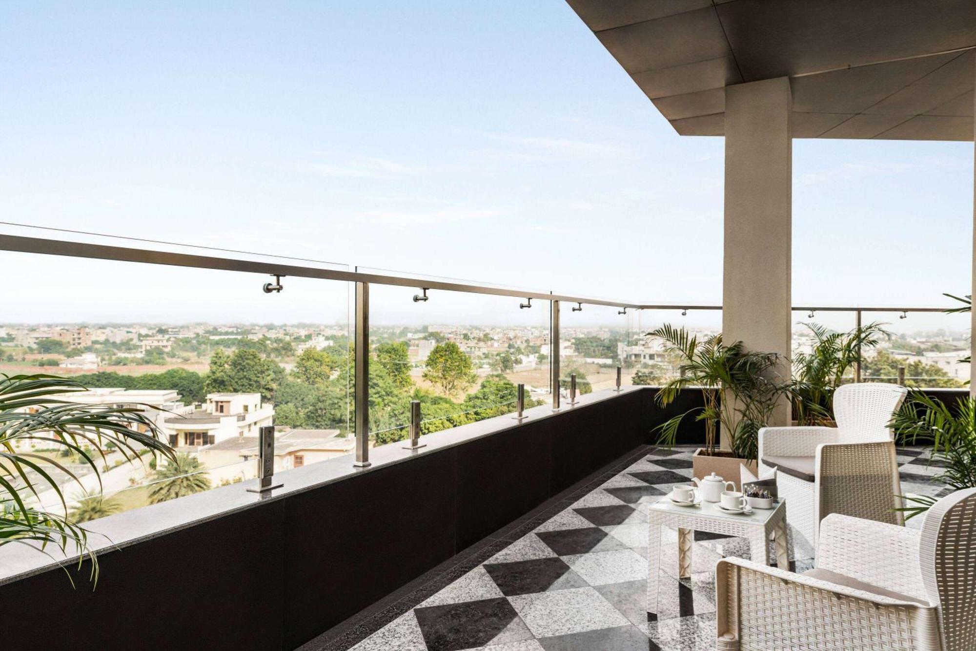 Ramada Encore By Wyndham Amritsar Airport Extérieur photo