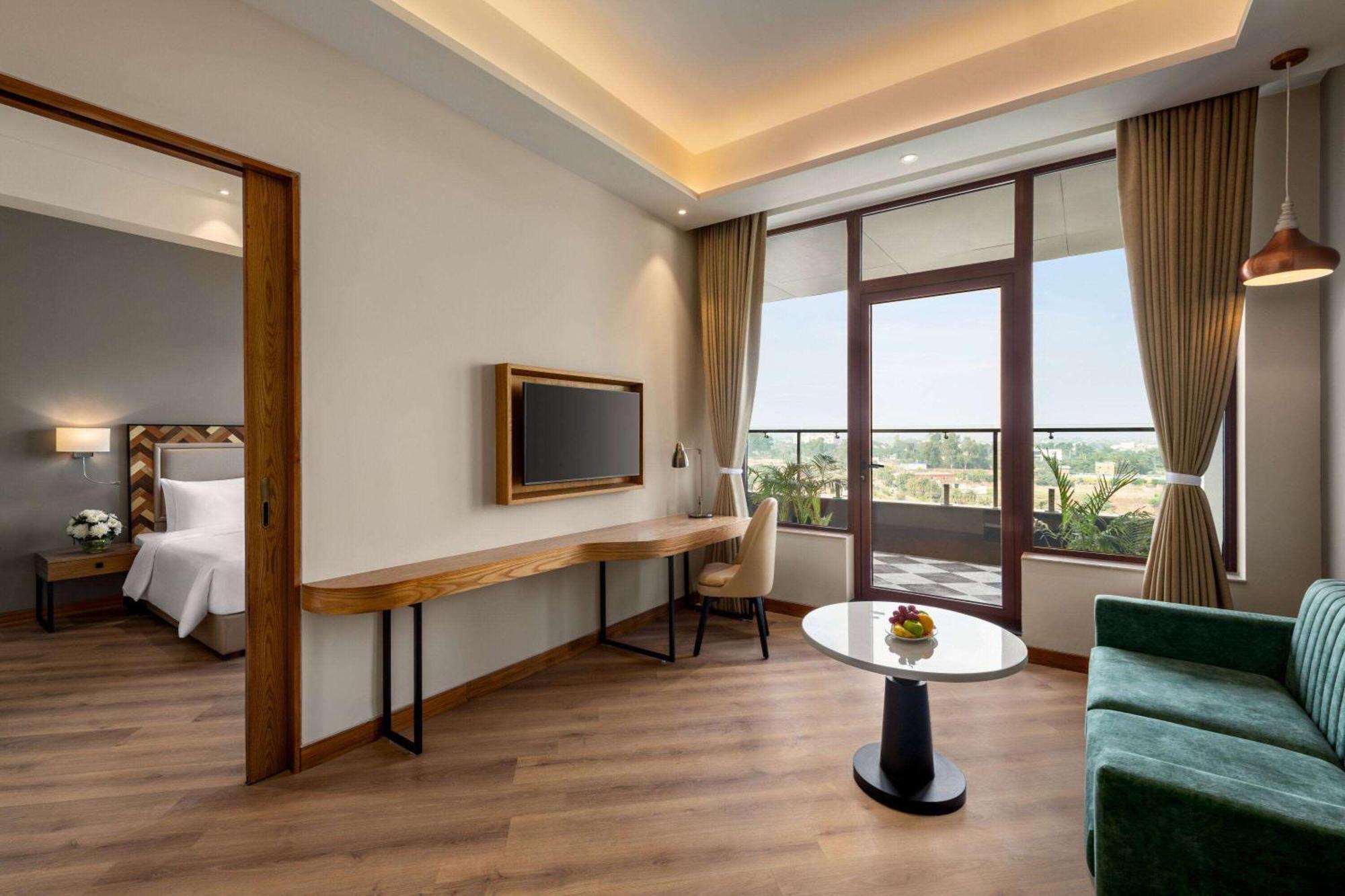 Ramada Encore By Wyndham Amritsar Airport Extérieur photo