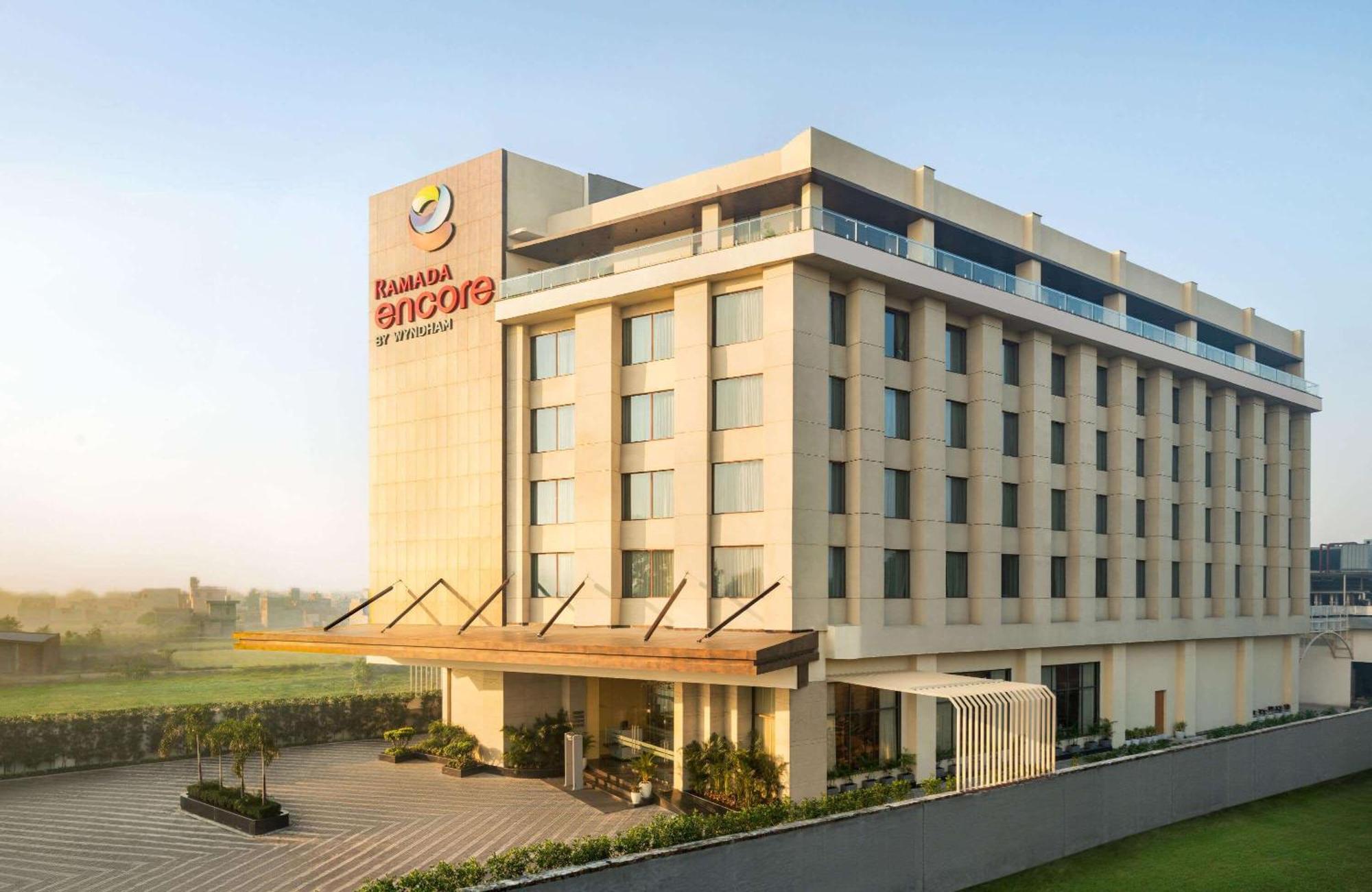 Ramada Encore By Wyndham Amritsar Airport Extérieur photo