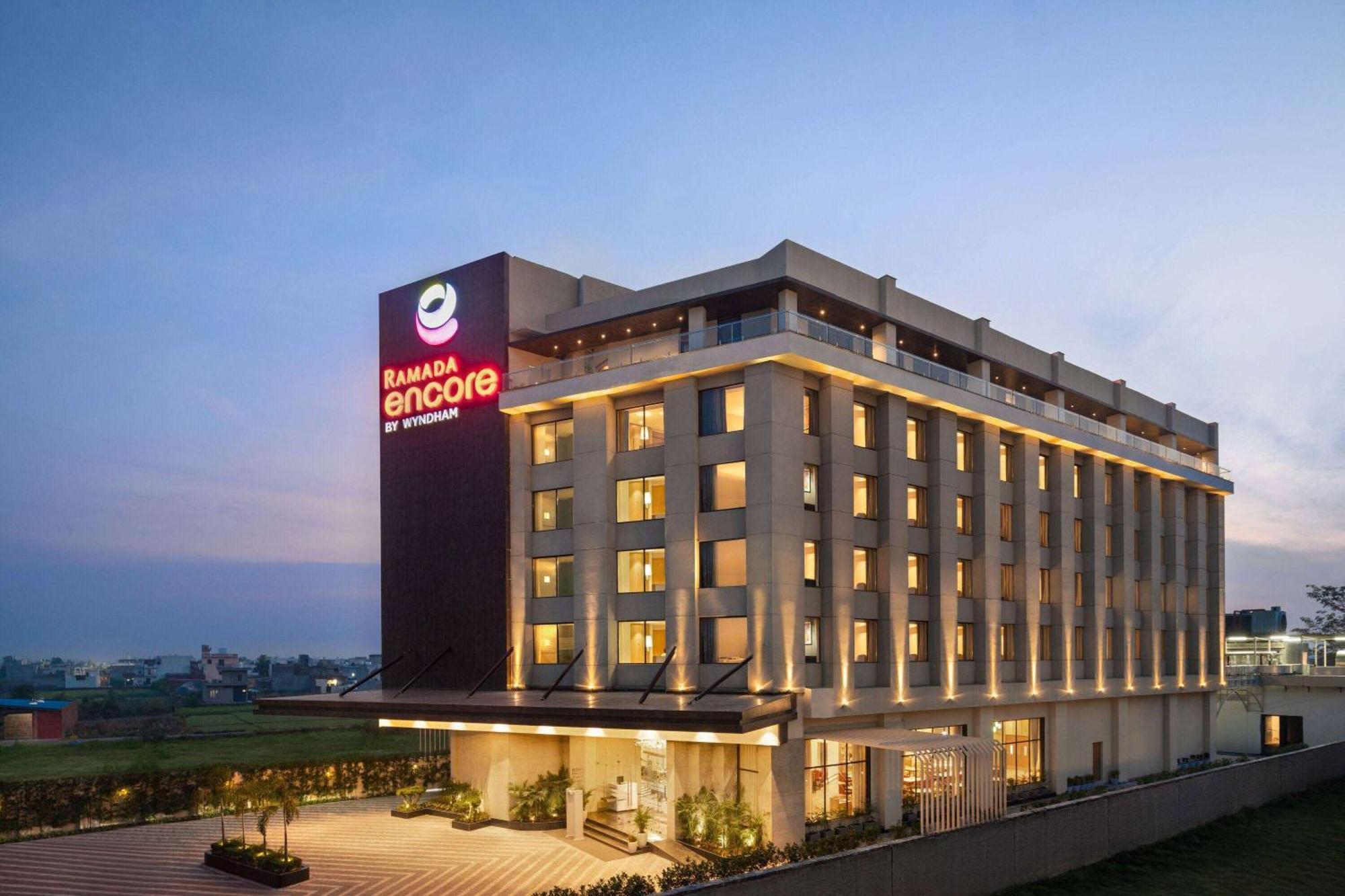 Ramada Encore By Wyndham Amritsar Airport Extérieur photo